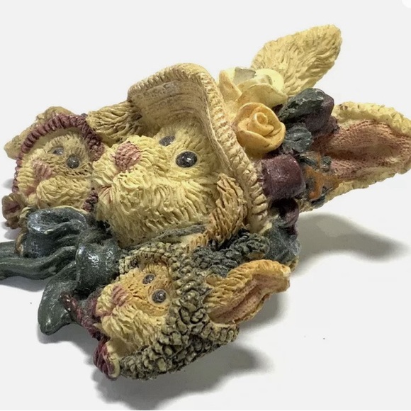 Vintage Boyds Bearwear Brooch - Mother Hare and Two Babies in Easter Hats - Picture 5 of 16